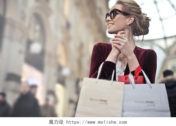 人物拿着购物袋的女性背景图片